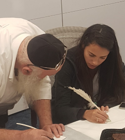 הסבר והתנסות בכתיבת סתם אמנותית גלריית התמונות בחנות סיור בגלרייה חבד בקרדו רובע היהודי בירושלים אמנות יהודית עבודת יד יודאיקה זהב Chabad Gallery in Jordite Jewish Quarter in Jerusalem Jewish Art Judaica Gold