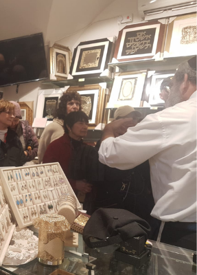 הרצאות הסבר והתנסות בכתיבת סתם אמנותית גלריית התמונות בחנות סיור בגלרייה חבד בקרדו רובע היהודי בירושלים אמנות יהודית עבודת יד יודאיקה זהב Chabad Gallery in Jordite Jewish Quarter in Jerusalem Jewish Art Judaica Gold